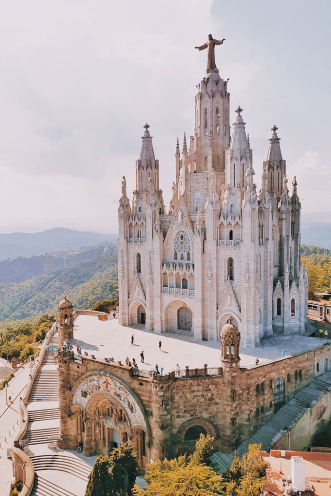 Barcelona Aussicht vom Talaia auf den Tempel Expiatori del Sagrat Cor