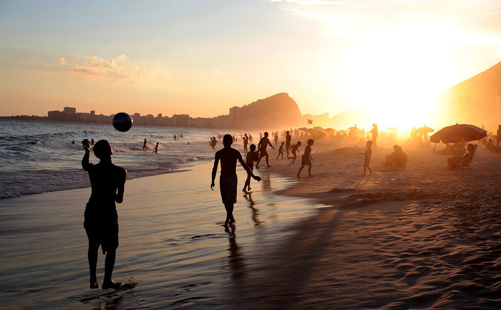 Brasilien | Sonnenuntergang am Strand in Rio de Janeiro (Copacabana)